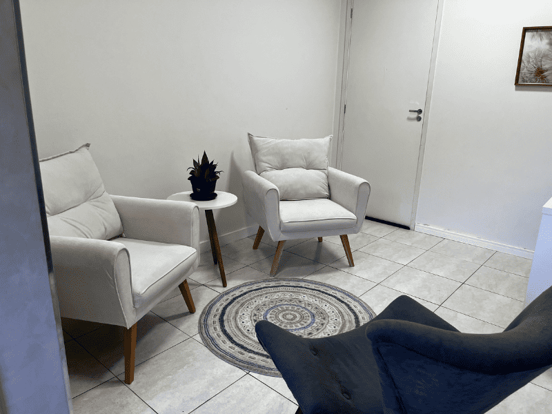 Ambiente acolhedor do consultório de psicologia em Brasília